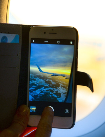  Zašto ne smijemo koristiti telefon tokom slijetanja aviona?